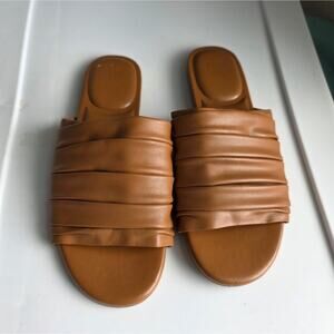 Marc Fisher oswin 2 flat sandal in medium natural Size 7.5